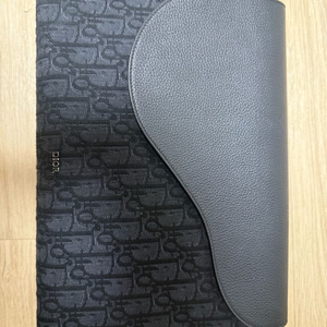 디올 새들 A5 트라이앵글 클러치 판매합니다