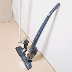 정상작동 일렉트로룩스 에르고라피도 무선청소기 네이비 2in1 스틱+핸디형