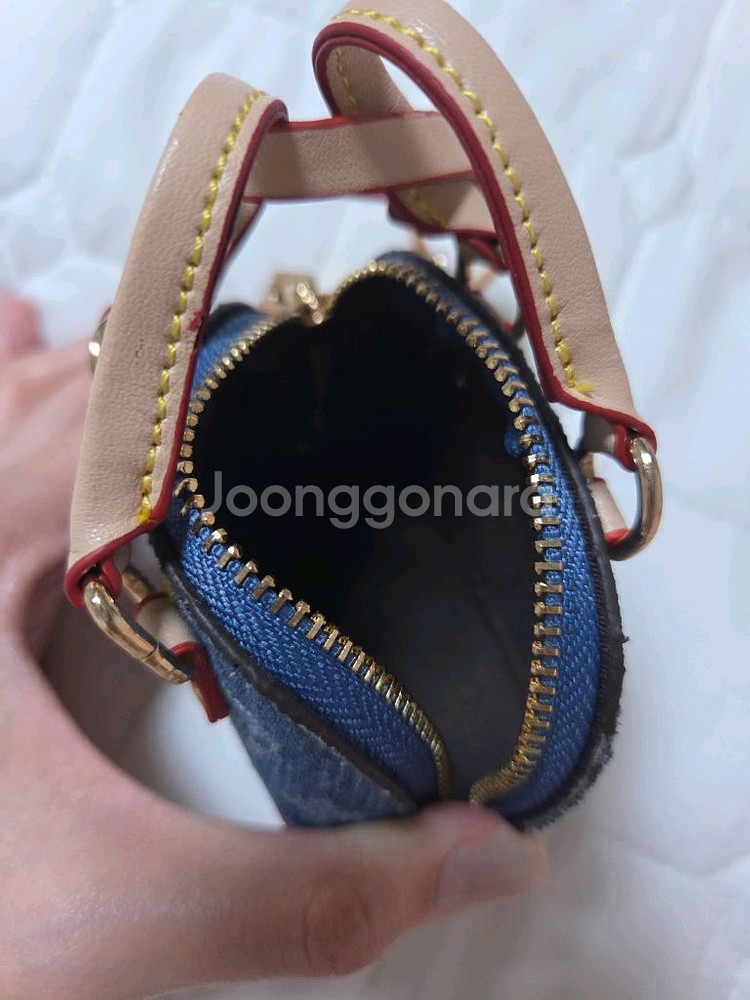 루이비통 데님 알마 BB 백참 키링--1