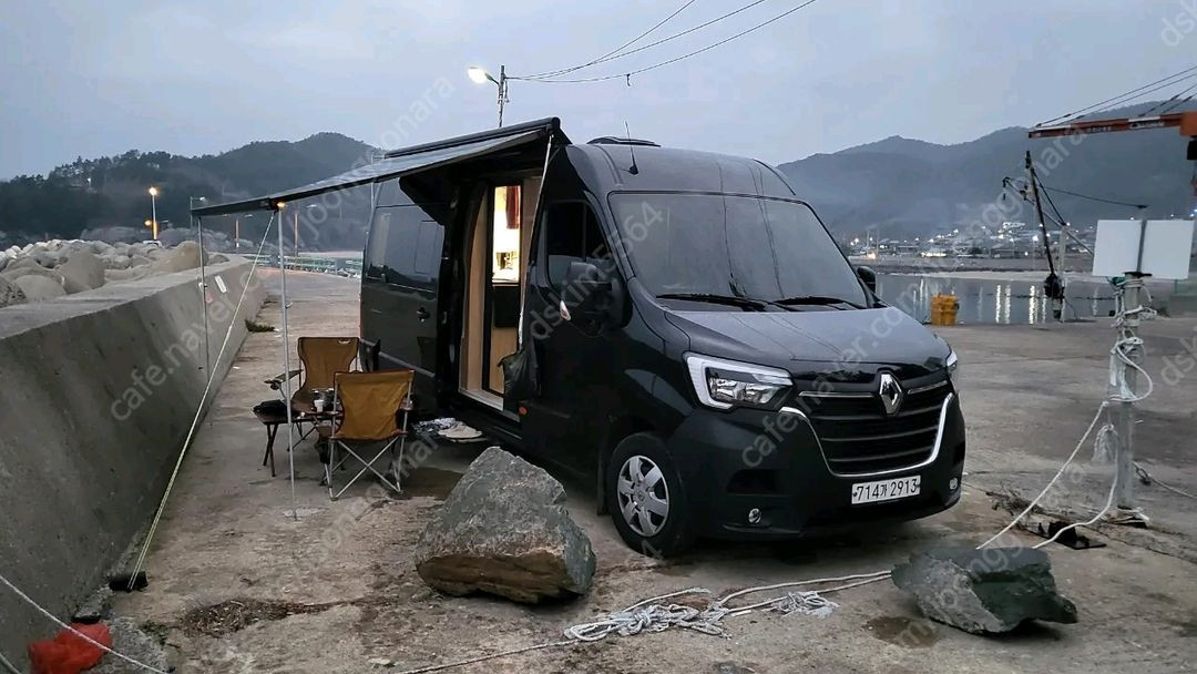 르노마스터 15인승기반 신조 4인승 캠핑카 판매 이미지