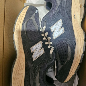뉴발란스 M2002RHO 차콜색 260사이즈 팝니다