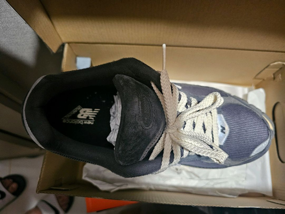 뉴발란스 M2002RHO 차콜색 260사이즈 팝니다--3