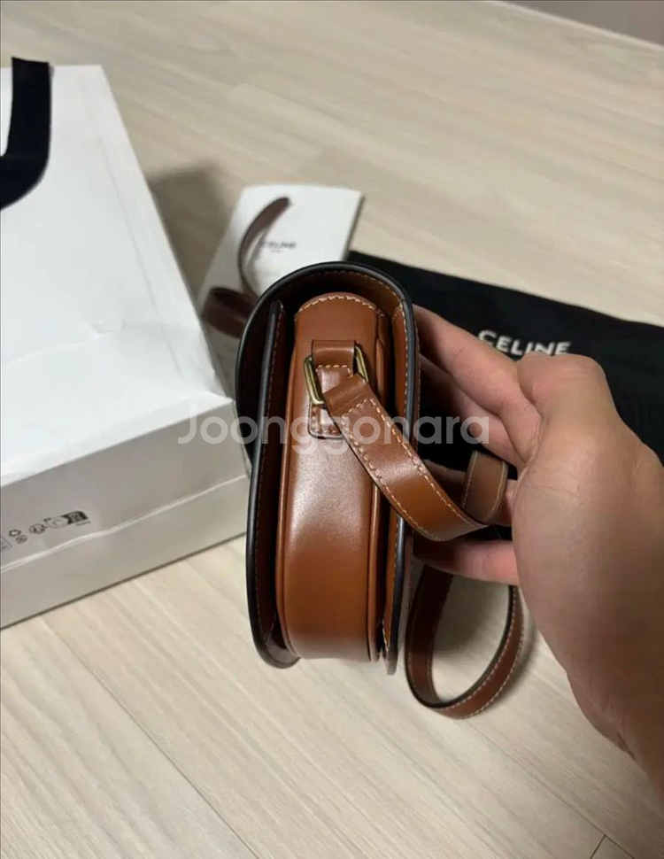 셀린느 트리옹프 틴 베사체 준신품급--2