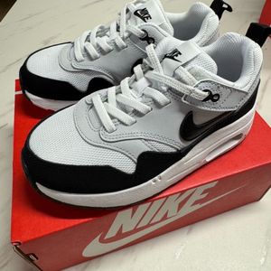 나이키 에어맥스 키즈 새상품 나이키에어맥스 키즈 새제품 판매합니다.