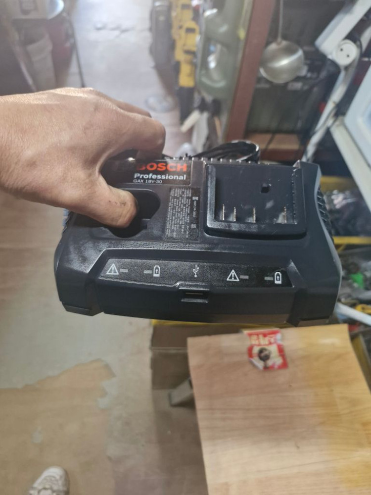 보쉬듀얼충전기 보쉬충전기GAX18V30 USB포트 이미지