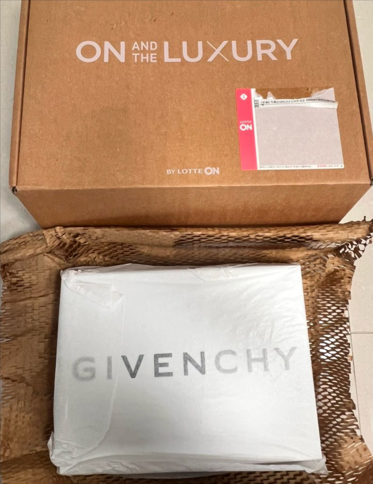 새상품 명품 지방시 클러치백 남여공용 블랙 풀박스--1