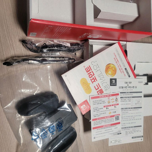 스위치 oled 화이트 박스 랑 한번껴본 정품 스트랩 정품 그립 팔아요.상태좋아요.