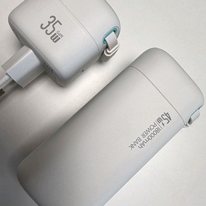 USAMS 화이트 초고속 보조배터리+충전기 (택포)