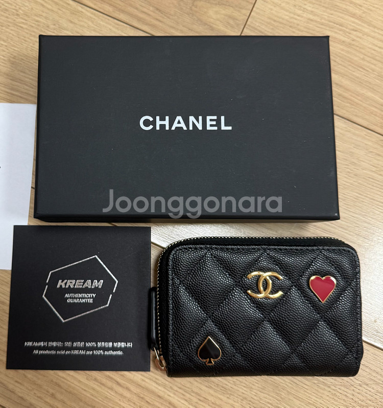 샤넬 시즌 한정 하트 지퍼 카드지갑 팝니다--0