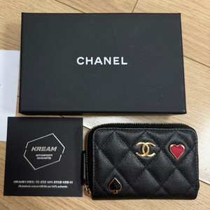 샤넬 시즌 한정 하트 지퍼 카드지갑 팝니다