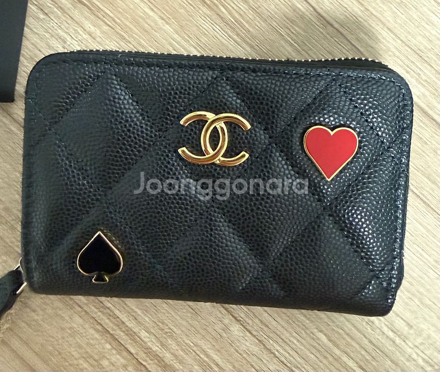샤넬 시즌 한정 하트 지퍼 카드지갑 팝니다--2