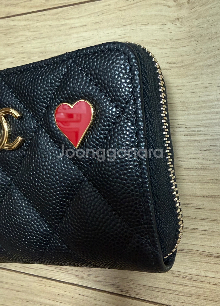 샤넬 시즌 한정 하트 지퍼 카드지갑 팝니다--3