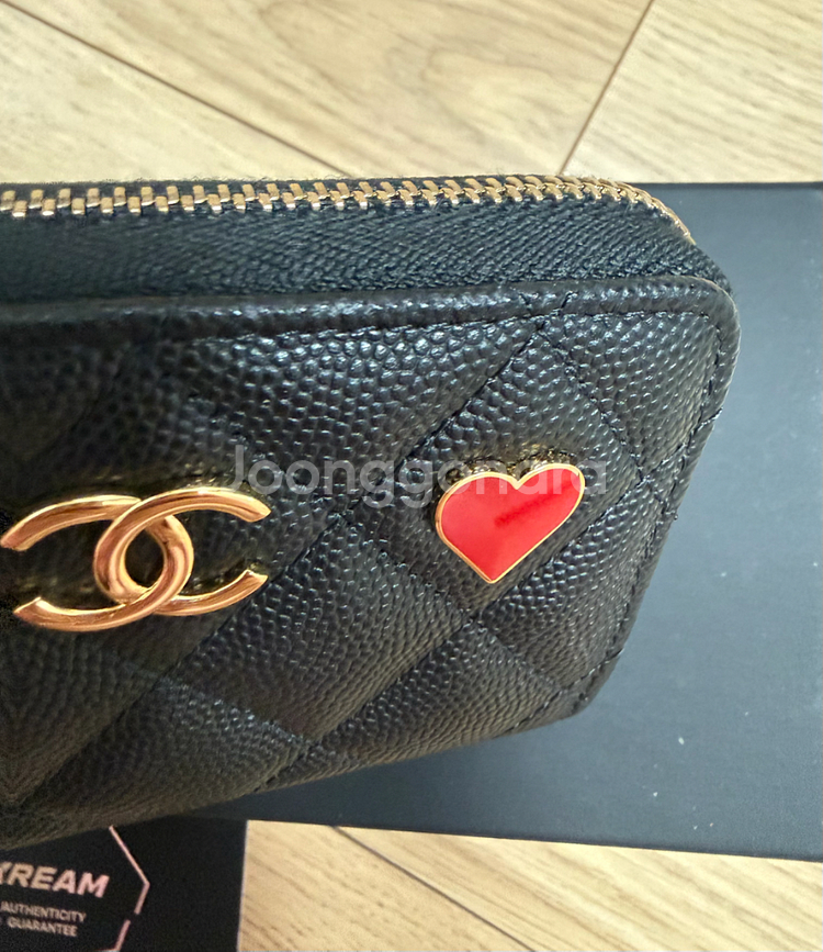 샤넬 시즌 한정 하트 지퍼 카드지갑 팝니다--4