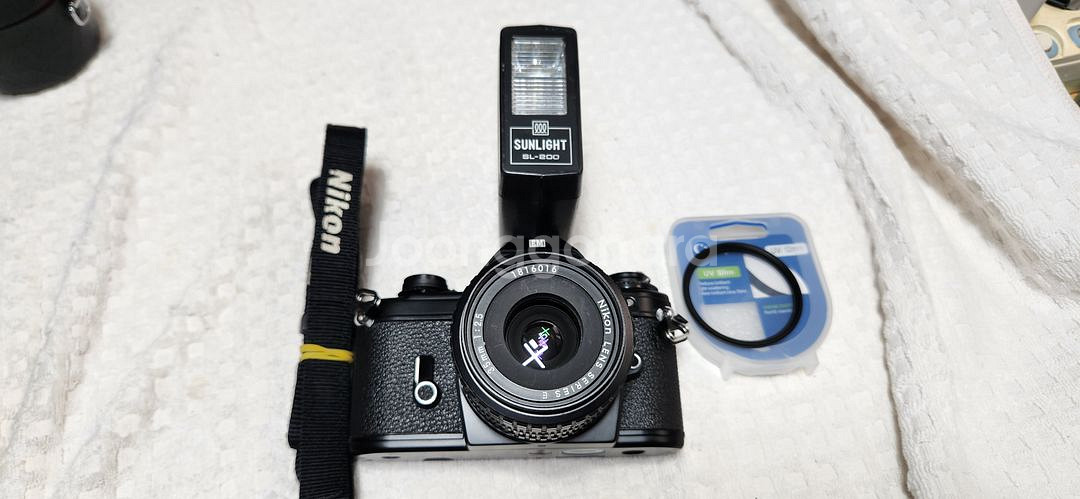 니콘EM(A급), 니콘렌즈35/1:2.5(고급광각렌즈,깨끗함), 후레쉬, 스트랩.--0