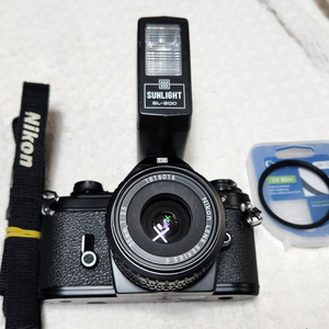 니콘EM(A급), 니콘렌즈35/1:2.5(고급광각렌즈,깨끗함), 후레쉬, 스트랩.