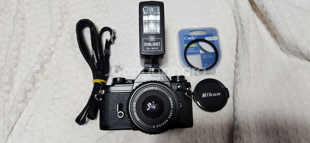 니콘EM(A급), 니콘렌즈35/1:2.5(고급광각렌즈,깨끗함), 후레쉬, 스트랩.--8