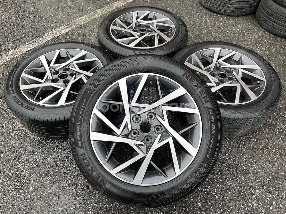 그랜저 GN7 18인치 순정 휠타이어 세트 팝니다.22--0