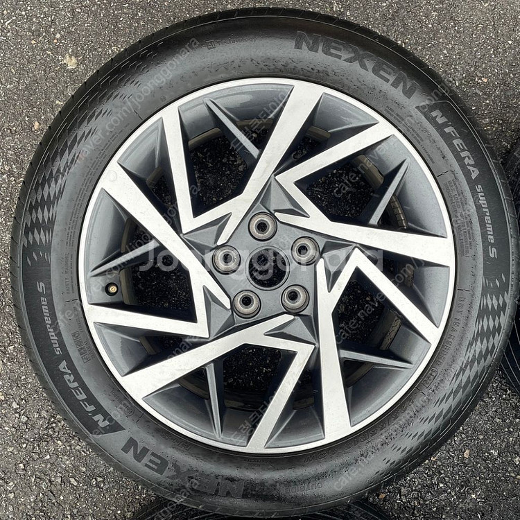 그랜저 GN7 18인치 순정 휠타이어 세트 팝니다.22--1