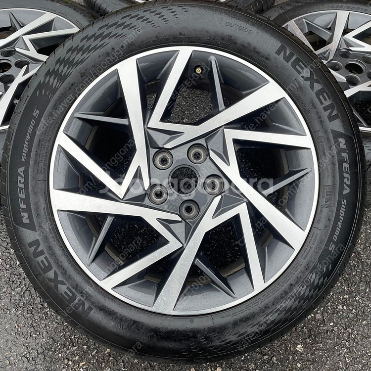 그랜저 GN7 18인치 순정 휠타이어 세트 팝니다.22--2