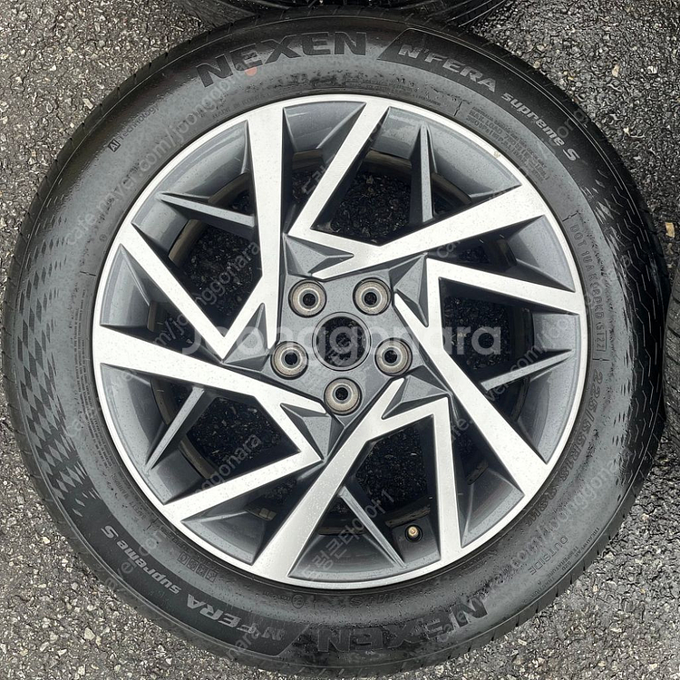 그랜저 GN7 18인치 순정 휠타이어 세트 팝니다.22--3