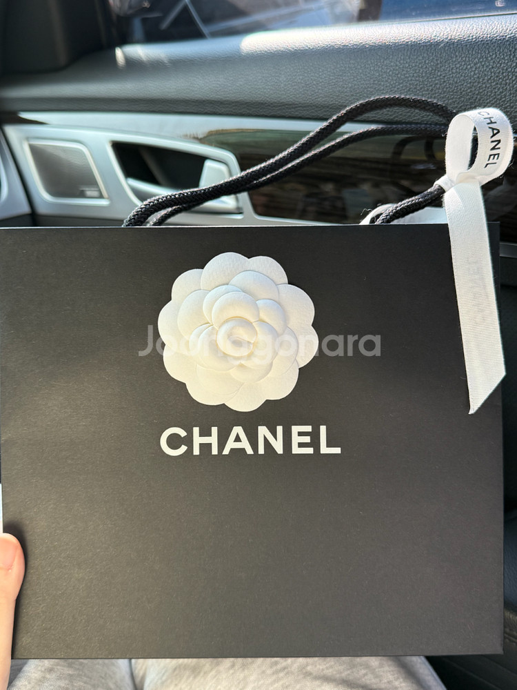 샤넬 클래식 똑딱이 카드지갑 캐비어 은장 판매합니다--3