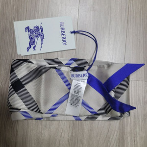 버버리 스키니 체크 실크 스카프 (80881381) 새상품