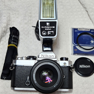 니콘FM(A급), 니콘50/1:1.8(AF고급렌즈,깨끗함), 후레쉬, 스트랩.