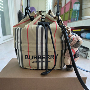 버버리 포이베 버킷백