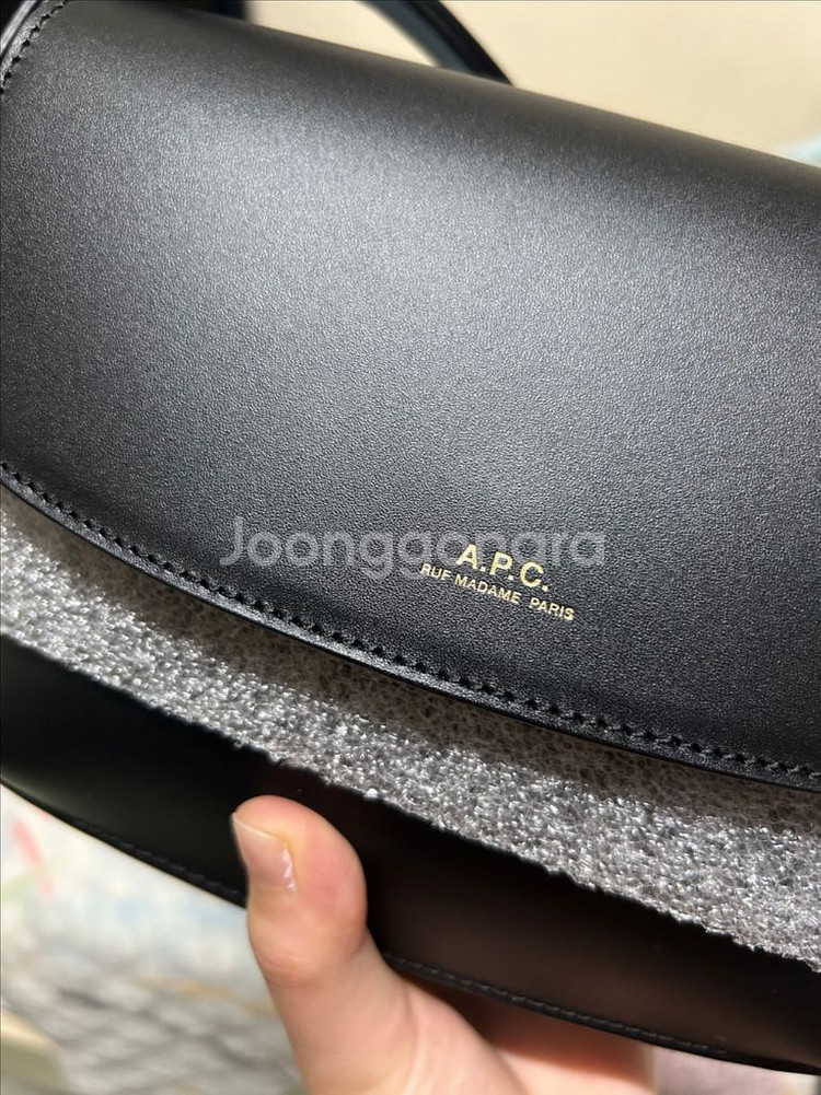 아페쎄 사라 미니 크로스백 1회 단시간착용--2