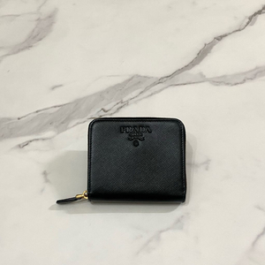 프라다 사피아노 블랙 로고 지퍼 반지갑 정품