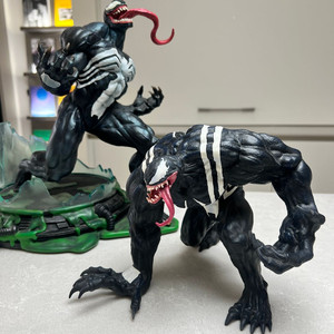 베놈 스태츄 피규어 2종 판매합니다 venom figure statue