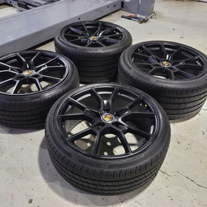 포르쉐 타이칸 터보S 21인치 순정품휠타이어 한대분 이미지