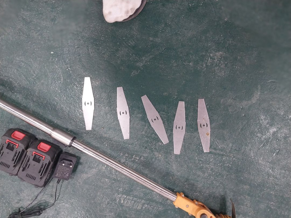 충전식 예초기 풀세트(배터리 2개+칼날 5장) / 6개월 미만 사용 / 상태 아주 좋음--2