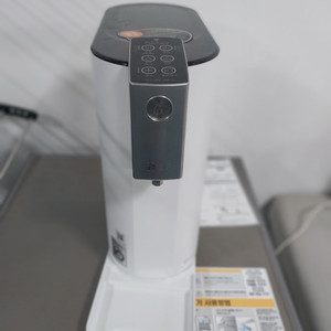 LG 퓨리케어 냉온정수기 직수형 / 상태좋음 / 필터만 교체하면 사용 가능