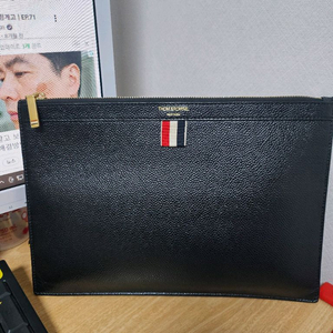 톰브라운 클러치백 이미지