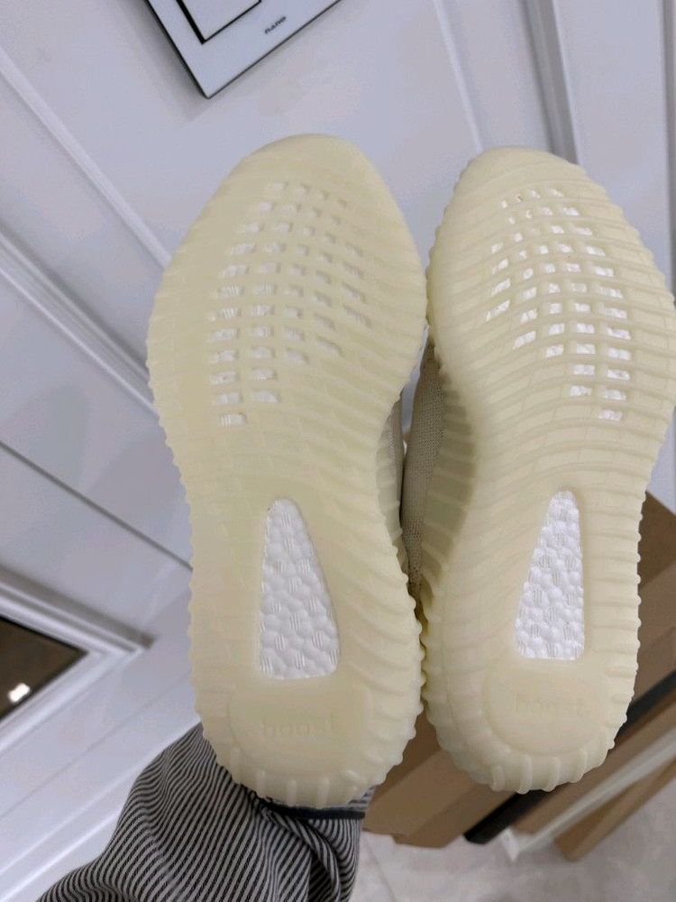 아디다스 이지부스트 350 V2 본 이미지