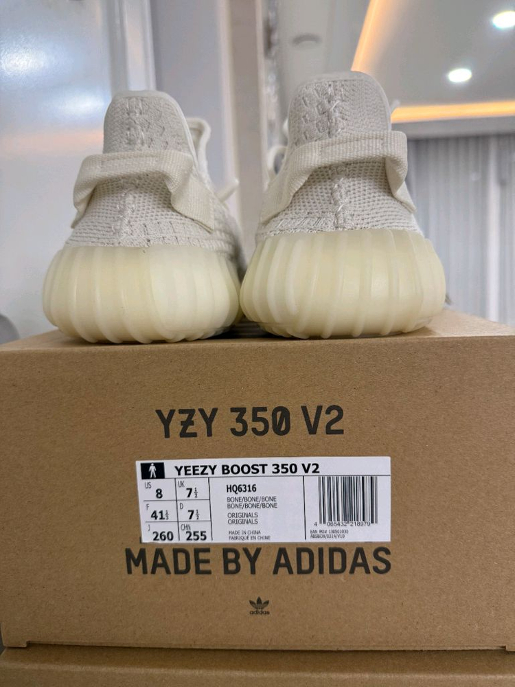 아디다스 이지부스트 350 V2 본 이미지