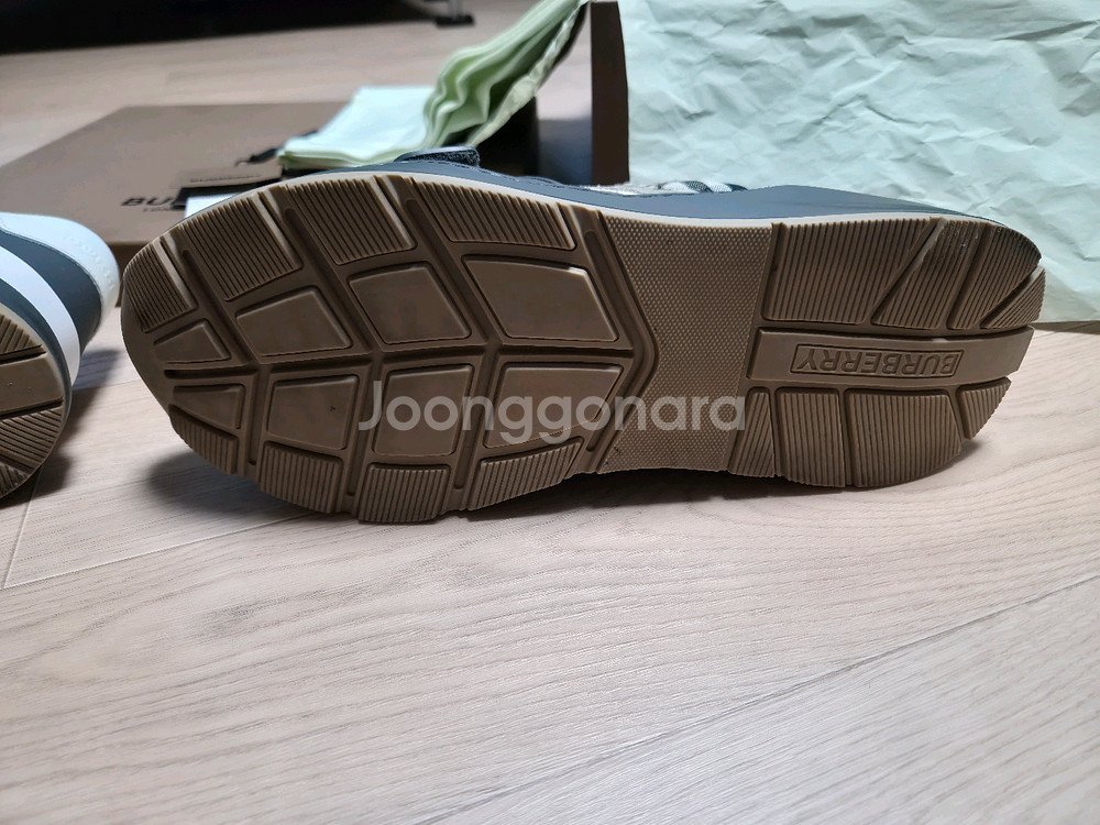 버버리 스니커즈 44사이즈--6