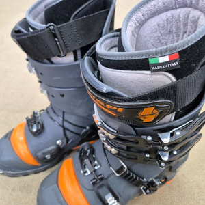 백컨트리 다운힐 텔레마크 스키부츠 이미지