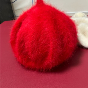 앙고라 털모자 빨강색 베레모. 겨울 금방이에요