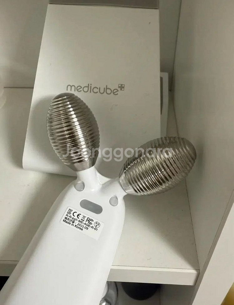 메디큐브 에이지알 더마 ems--1