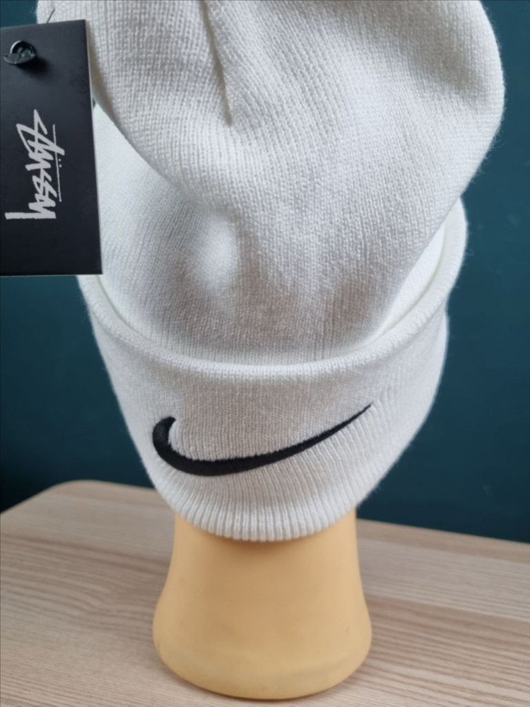 스투시 나이키 콜라보 비니. 화이트 이미지