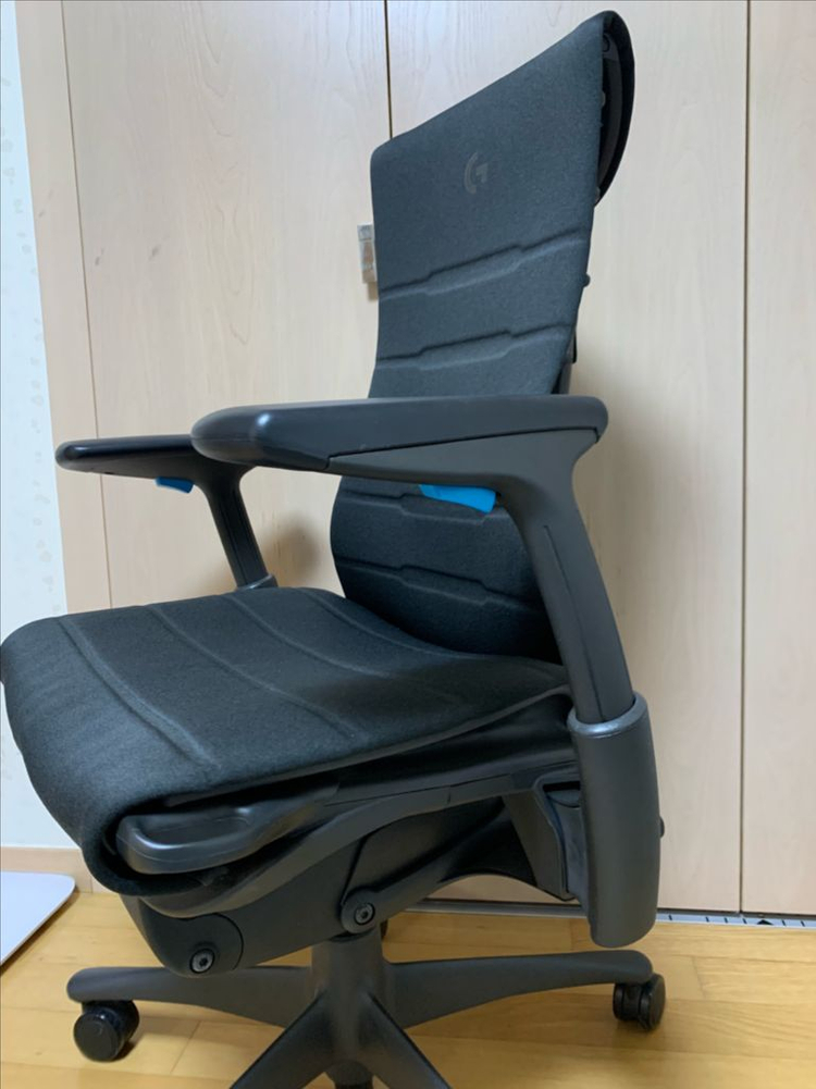 허먼밀러 로지텍G 엠바디 게이밍의자--2