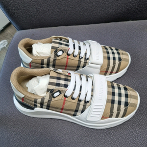 버버리 체크 스웨이드 레더 스니커즈 아카이브 베이지 250사이즈