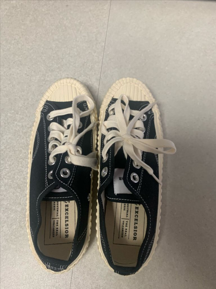 엑셀시오르 볼트로우 카본 블랙 스니커즈 남녀공용 이미지