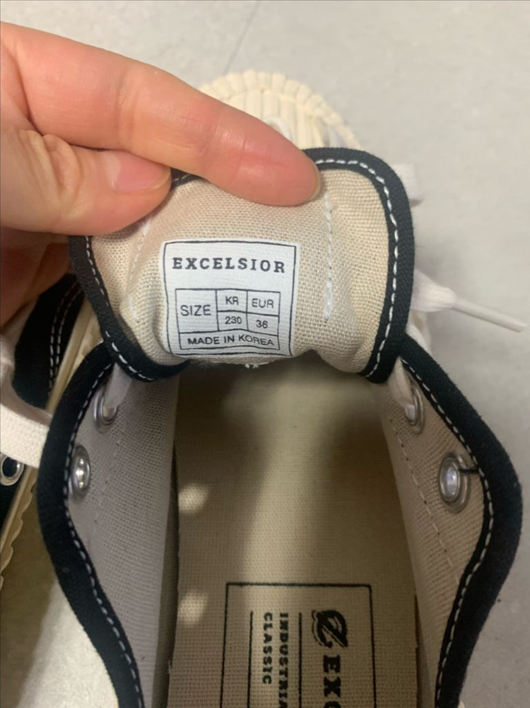 엑셀시오르 볼트로우 카본 블랙 스니커즈 남녀공용 이미지