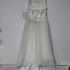 화이트 비즈 본식 롱 웨딩드레스(대여비용으로 구입하세요)