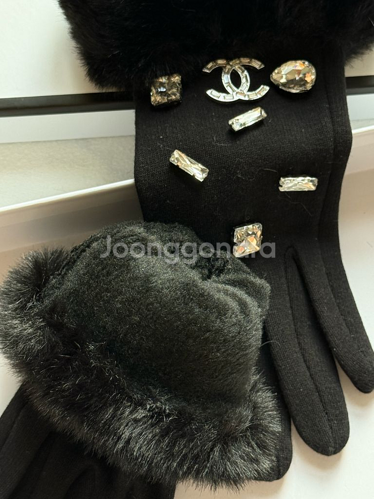 샤넬 퍼 장식 장갑--2