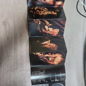 X JAPAN의 8cm 싱글 CD인수록곡은 WEEK END와 ENDLESS RAIN의 라이브 버전입니다. **WEE