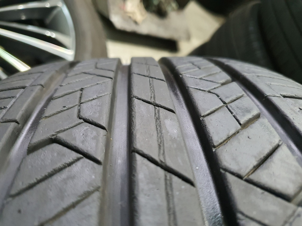 제네시스EQ900 18인치 순정 휠타이어 판매합니다 이미지